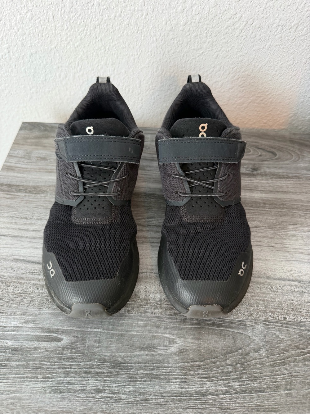 On Cloud Play Boy’s Size 3 sneakers